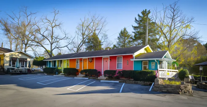 Sherwood Court Cottages Hotels near Judge Roy Bean's Old Time Photos