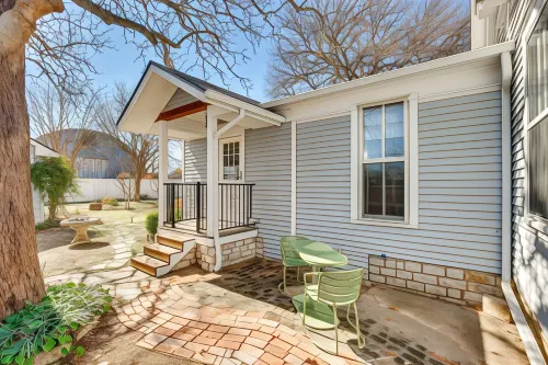 Granbury Home w/ Fire Pit, Walk to the Square! - Kitchens