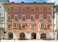Altstadthotel der Patrizier 義大利式塔樓附近的飯店