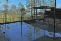 TwoSpaces Living at Welirang Resort فنادق في Pacet