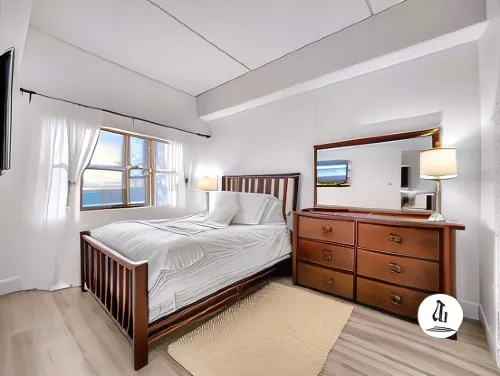 Uhost AI - Top-Floor Condo w Balcony & Pool