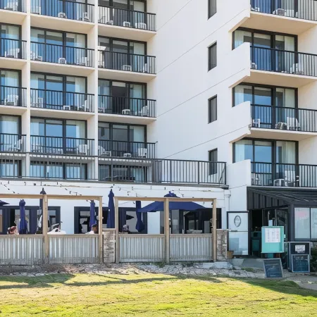 Capes Hotel Отели рядом с достопримечательностью «Кроатан-Бич»
