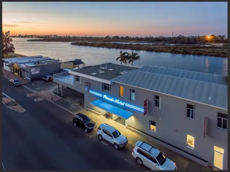 The Parade Hotel Отели в г. Pelican Point