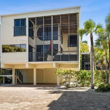 Island Townhouse Steps from the Ocean, Large Lanai, Heated Pool - Summer Avail