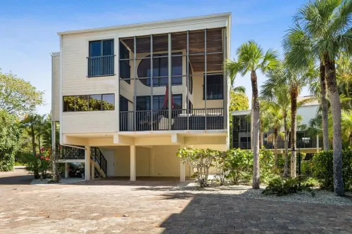 Island Townhouse Steps from the Ocean, Large Lanai, Heated Pool - Summer Avail