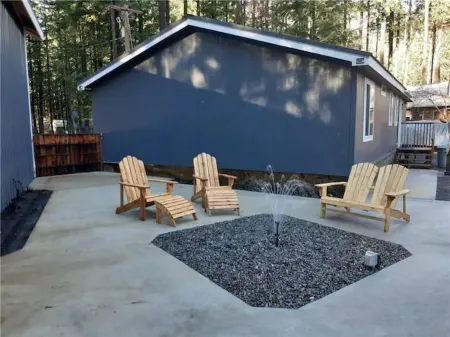 The Lazy B - Modern Cabin Tucked Among the Cedars. Mt. Ranier, White Pass. Отели рядом с достопримечательностью «La Wis Wis Campground»