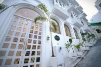 Grandrosse Boutique - Pichola Lake Facing Hotel - pemandangan pegunungan