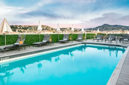 Hotel Gounod Fully Renovated Отели в г. Ницца