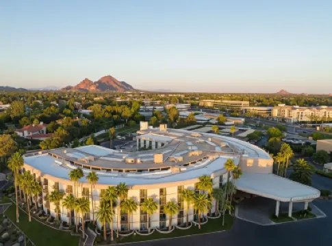 Embassy Suites by Hilton Phoenix Biltmore Hotels near Piestewa Peak