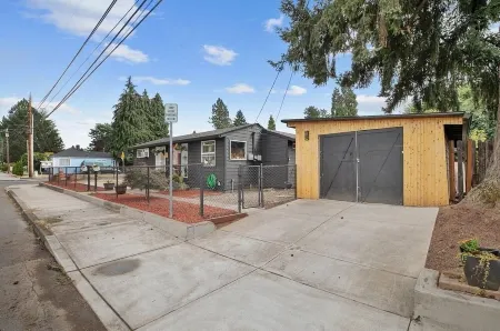 Catch the End of Summer Now! Quiet & Comfy, 1GB Web, Close to Everything.