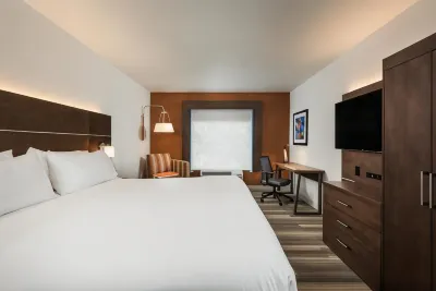 Holiday Inn Express & Suites Bartow Hotels near African American Heritage Museum