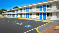 Motel 6 Victorville, CA - Apple Valley - parking