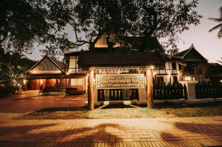 Royal Peacock Boutique Hotel Отели рядом с достопримечательностью «Haw Pha Bang»