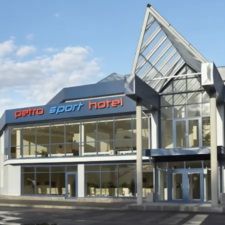 Petro Sport (Петро Спорт) Отели рядом с достопримечательностью «Taya»