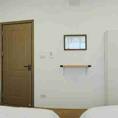 Private Full-Floor Spacious 5 Bedrooms in China Town Rooms
