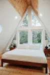 Maine Frame: Cozy Retreat in the Freeport Woods