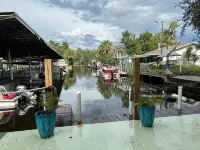Mermaid Cove & Flip Flop Tiki, boat dock, access to homosassa river, waterfront. - 3-Star
