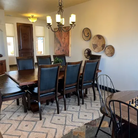 Luxury Near Lake Powell & Antelope Canyon: Hot Tub, Views & EV Charger