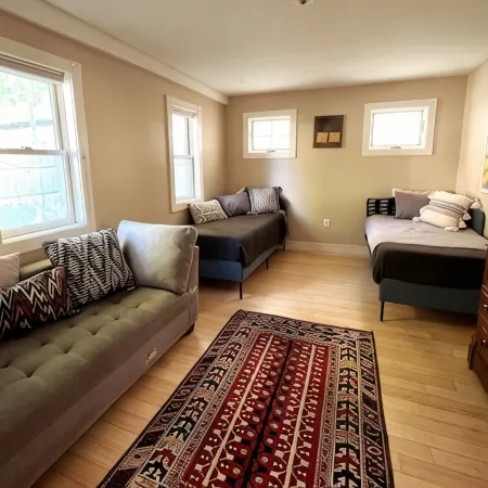 Cottage with Private Garden in Heart of Downtown- kid friendly!