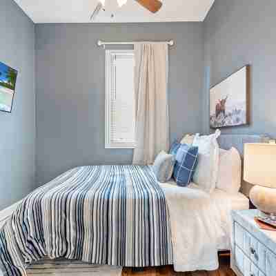 Cozy pet-friendly home with fenced backyard, fully equipped for long-term stays. Rooms