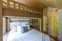 NEW Cozy 4-bedroom cabin with AC, WiFi, Hot Tub and Fire Place! - Hytter
