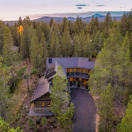 Alpine Lodge Sunriver, 5 Br Luxe, Sharc, Hot Tub, King Suites, EV, Ft Rock Park