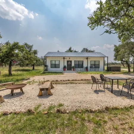 La Casita: Hot-Tub & Firepit, 15 Min to Fred!