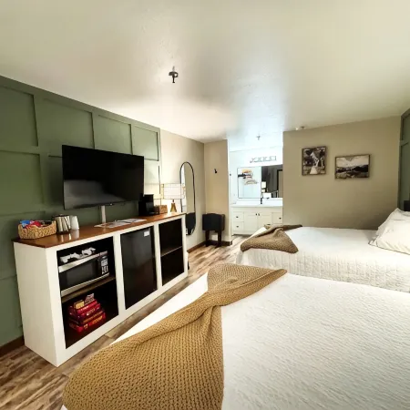 New Room by Silver Dollar City + Shuttle + Pool