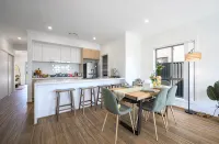 Spacious 5-bedroom building in brilliant Austral with AC