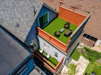 Stunning 3BRM Apartment with Rooftop Patio in the Beaches Area of Toronto - บังกะโล