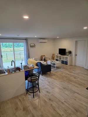 East Royalty Modern lower level apartment. - 2-نجوم