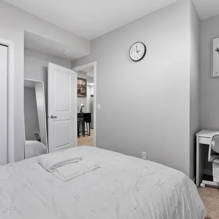 Modern & Cozy 1 Bedroom Suite in SouthWest Calgary - Free Parking + Fast Wifi