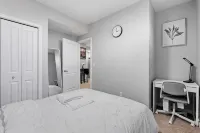 Modern & Cozy 1 Bedroom Suite in SouthWest Calgary - Free Parking + Fast Wifi - Bungalows