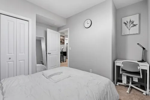 Modern & Cozy 1 Bedroom Suite in SouthWest Calgary - Free Parking + Fast Wifi