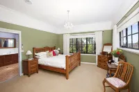 Stately Bowral Designer Home - บังกะโล