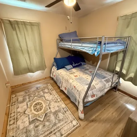Midtown Cottage, unique stone patio, family-dog friendly newly remodeled.