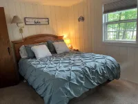 Charming lakefront 2-bedroom cottage with private beach & dock. - 4 tähden