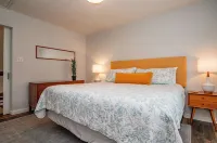 Beautiful lake front cottage, deep water lot with covered dock and amenities. - 4-Star