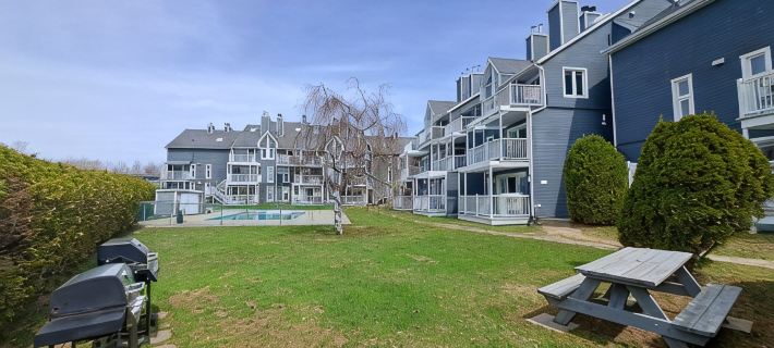 Central & Cozy Lakeview condo within walking distance of Lake Memphremagog. Hotels in Magog