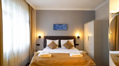 Front Door Suites - Bed and Breakfasts