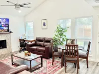 Arlington Entertainment District Home Purple Door - 4 ดาว