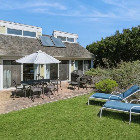 Seabreeze #4: Charming Cottage Footsteps to the Beach