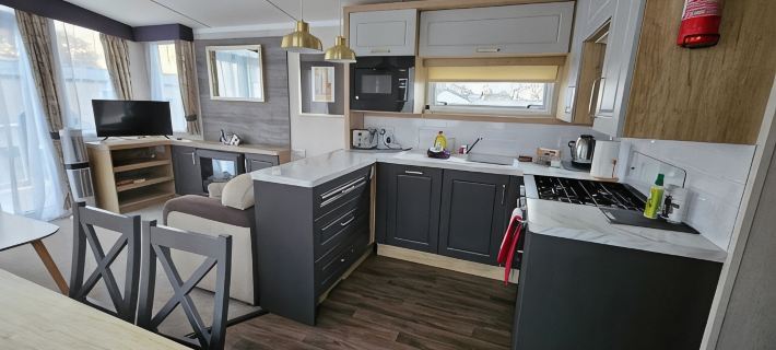 Freesia 3 Bedroom Modern Caravan Rockley Park, Poole Harbour, Dorset. Dogs free. Hotels in Poole