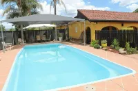 Twin Swans Motel