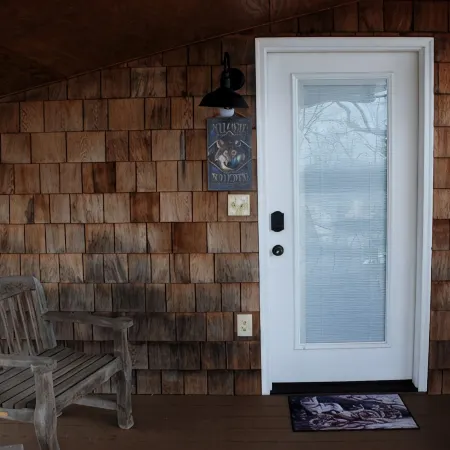 "The Wolf Den" - Lakefront suite with mountain views