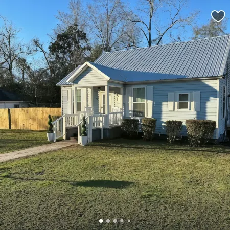 Charming 2-bedroom house in Monroeville with Wi-Fi and AC.