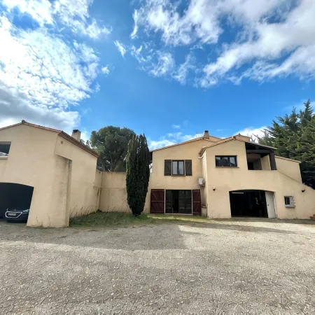 4 bedroom house in the heart of the pine forest with swimming pool