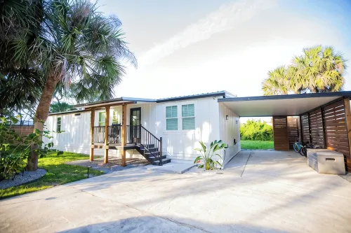 Charming Cottage with Sauna, Mini Golf, 2 OD Showers, Fire-Pit, Soaking Tub Dogs - 4-Star
