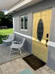 TheYellowDoor@ShermanAve near Downtown Nassau - Apartments