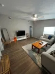 Cozy Gator Getaway Near UF - 2Bed/1Bath for 6 guests - Wifi, AC/Heat, Parking - Bungalows